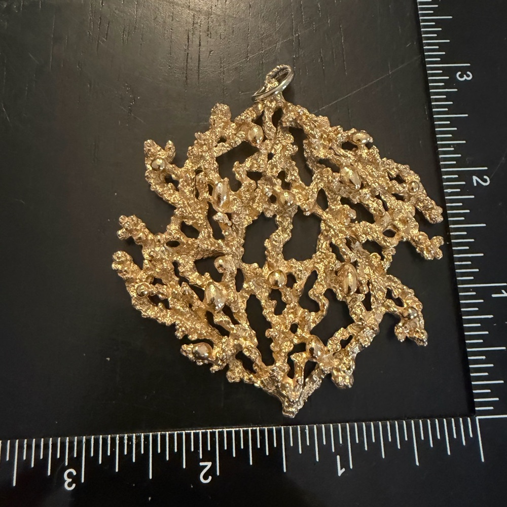 Napier - Vintage Elegant Gold Coral Pendant